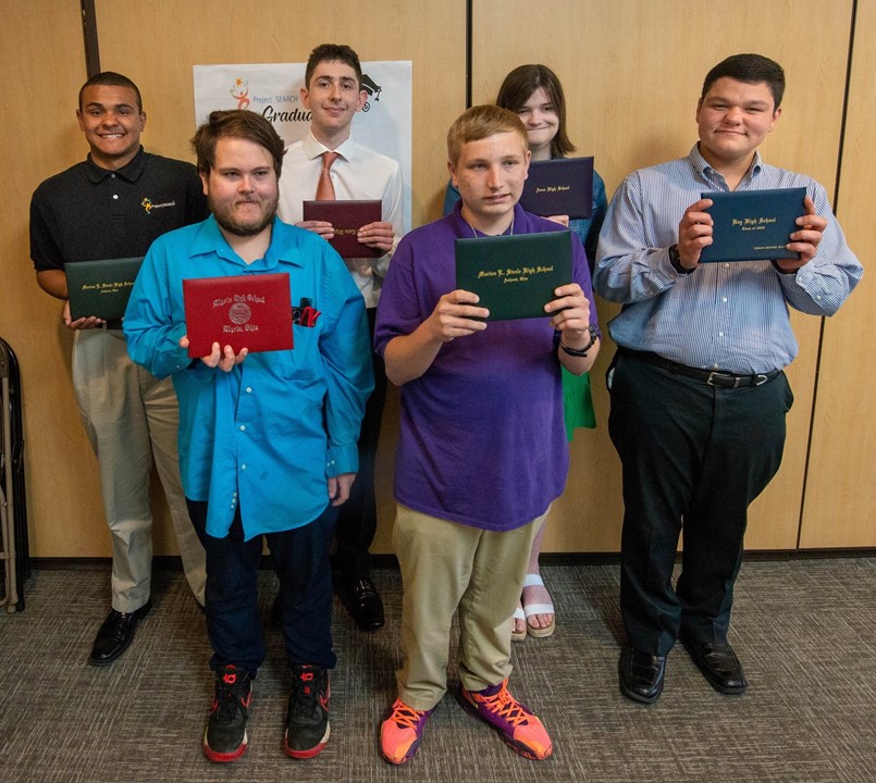 5 GUYS AND ONE GIRL HOLD DIPLOMAS